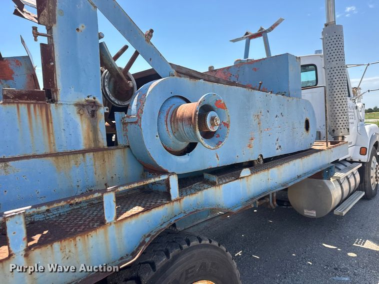 image for item NJ9265 1992 Ford Aeromax L9000 pulling truck