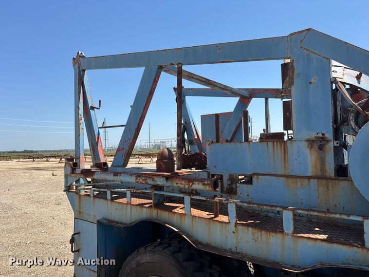 image for item NJ9265 1992 Ford Aeromax L9000 pulling truck