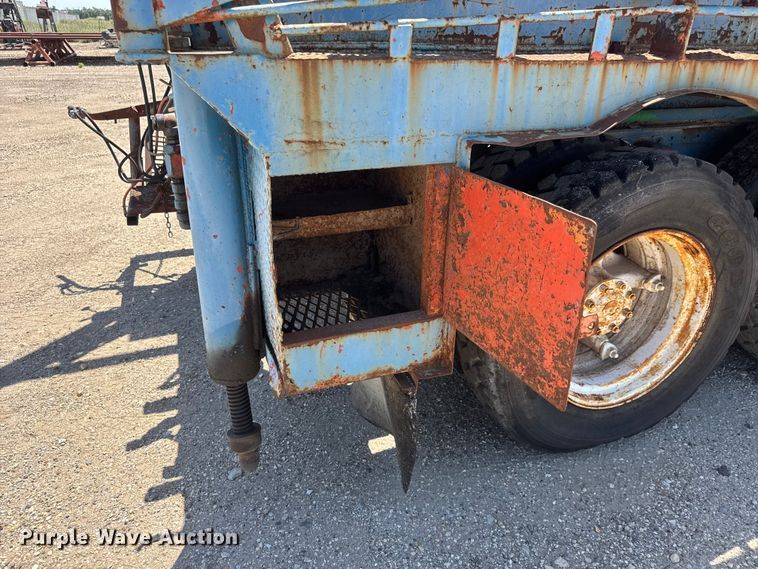 image for item NJ9265 1992 Ford Aeromax L9000 pulling truck