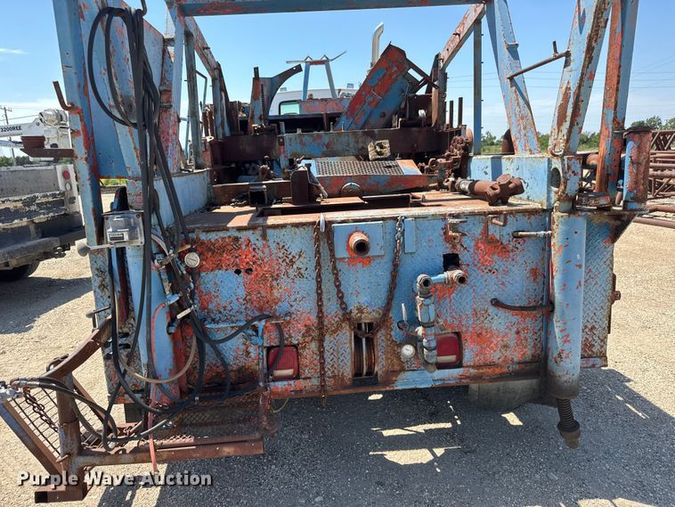 image for item NJ9265 1992 Ford Aeromax L9000 pulling truck