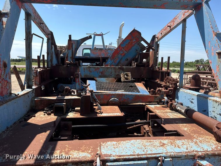 image for item NJ9265 1992 Ford Aeromax L9000 pulling truck