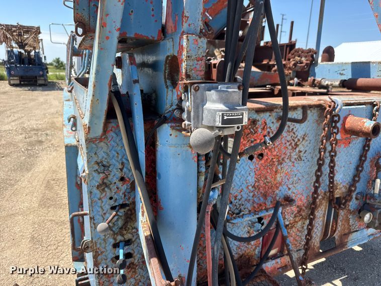 image for item NJ9265 1992 Ford Aeromax L9000 pulling truck