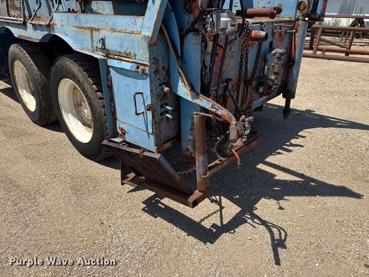image for item NJ9265 1992 Ford Aeromax L9000 pulling truck