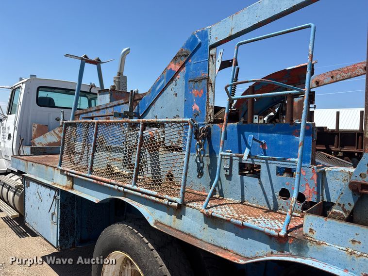 image for item NJ9265 1992 Ford Aeromax L9000 pulling truck