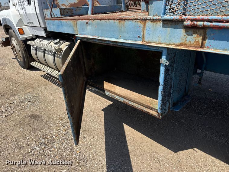 image for item NJ9265 1992 Ford Aeromax L9000 pulling truck