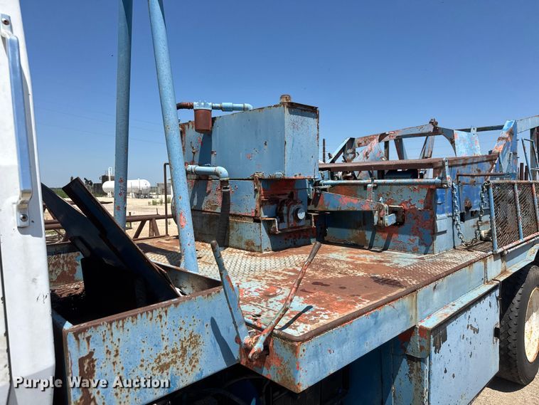 image for item NJ9265 1992 Ford Aeromax L9000 pulling truck