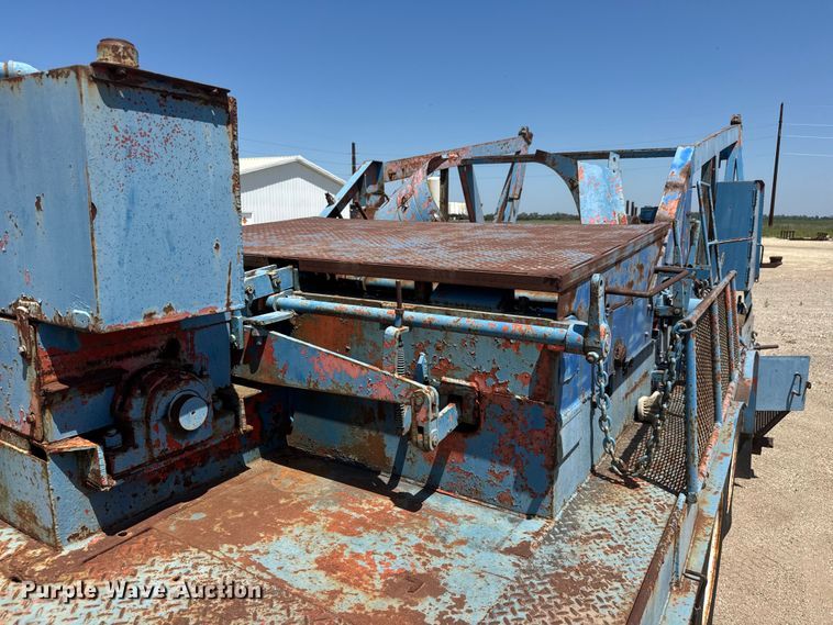 image for item NJ9265 1992 Ford Aeromax L9000 pulling truck