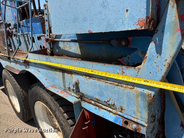 image for item NJ9265 1992 Ford Aeromax L9000 pulling truck