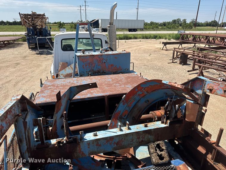 image for item NJ9265 1992 Ford Aeromax L9000 pulling truck