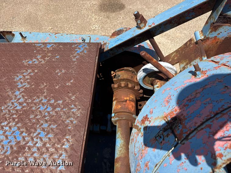 image for item NJ9265 1992 Ford Aeromax L9000 pulling truck