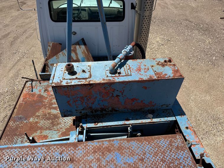 image for item NJ9265 1992 Ford Aeromax L9000 pulling truck