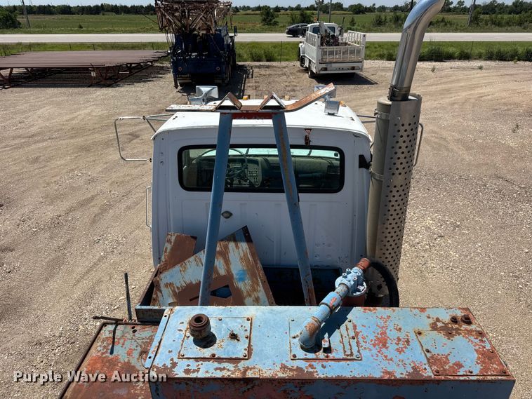 image for item NJ9265 1992 Ford Aeromax L9000 pulling truck