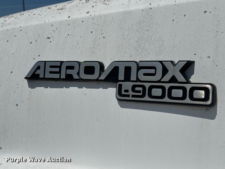 image for item NJ9265 1992 Ford Aeromax L9000 pulling truck