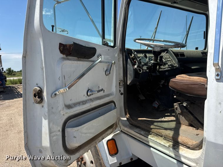 image for item NJ9265 1992 Ford Aeromax L9000 pulling truck