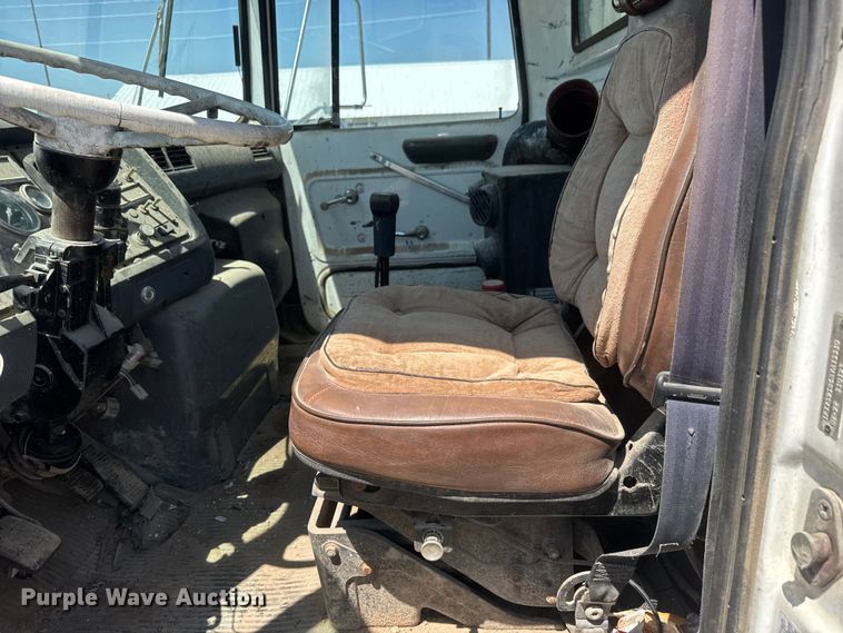 image for item NJ9265 1992 Ford Aeromax L9000 pulling truck