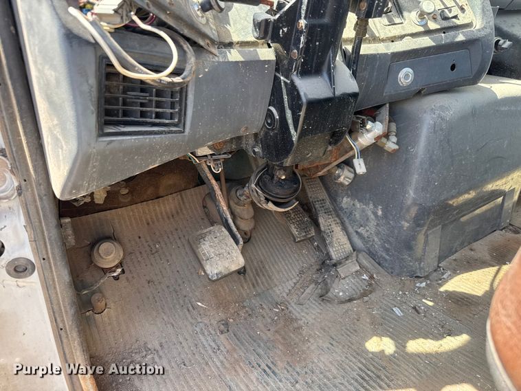image for item NJ9265 1992 Ford Aeromax L9000 pulling truck