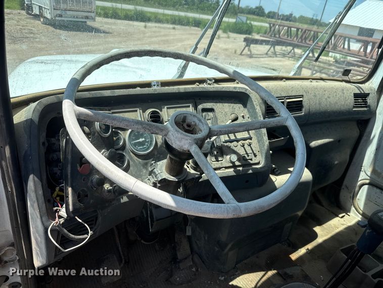 image for item NJ9265 1992 Ford Aeromax L9000 pulling truck