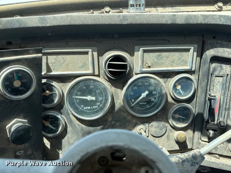 image for item NJ9265 1992 Ford Aeromax L9000 pulling truck