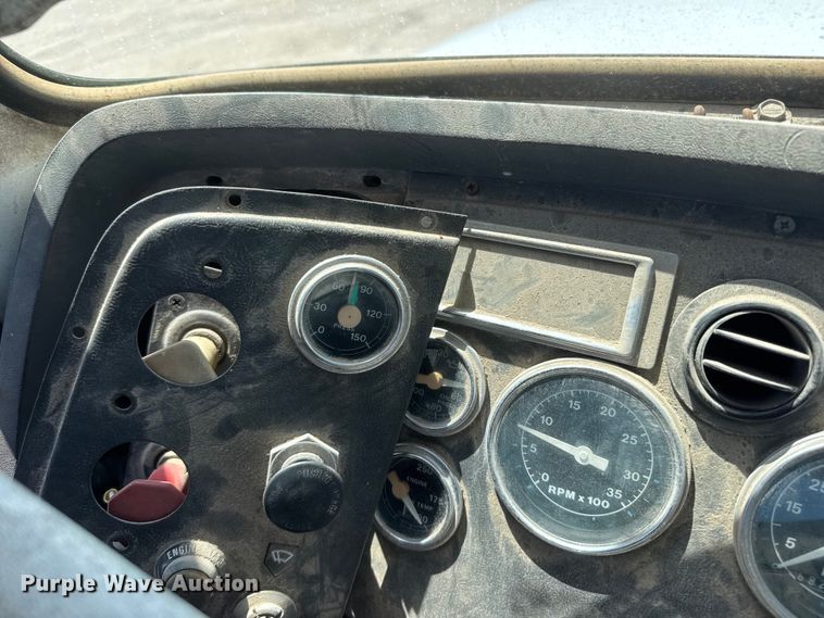 image for item NJ9265 1992 Ford Aeromax L9000 pulling truck