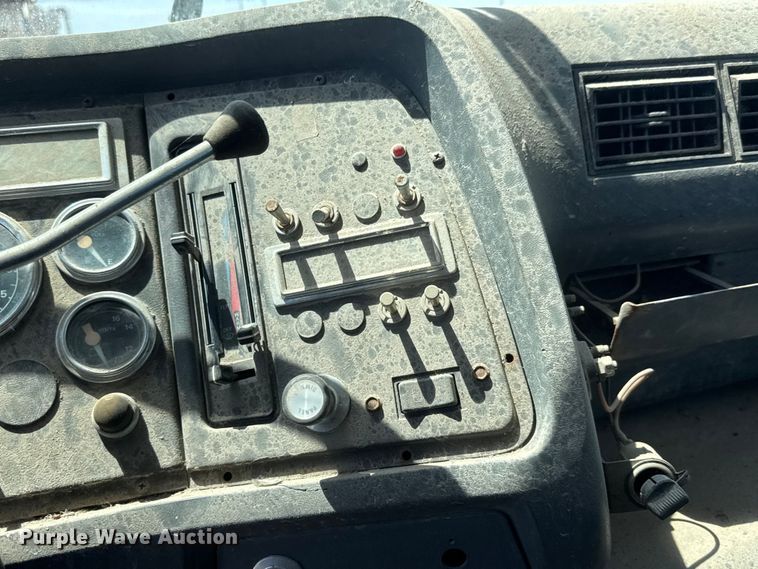 image for item NJ9265 1992 Ford Aeromax L9000 pulling truck