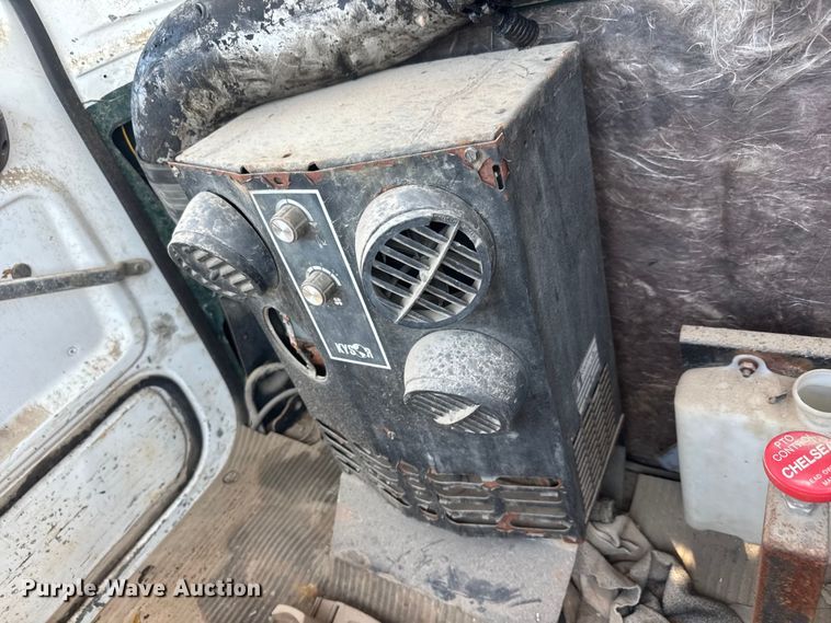image for item NJ9265 1992 Ford Aeromax L9000 pulling truck