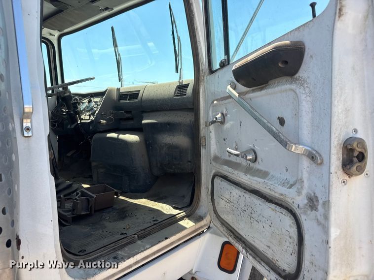 image for item NJ9265 1992 Ford Aeromax L9000 pulling truck