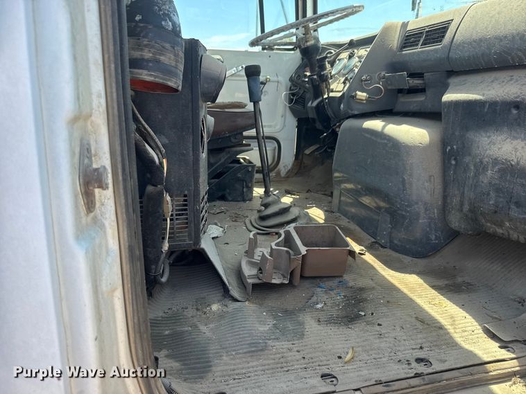 image for item NJ9265 1992 Ford Aeromax L9000 pulling truck
