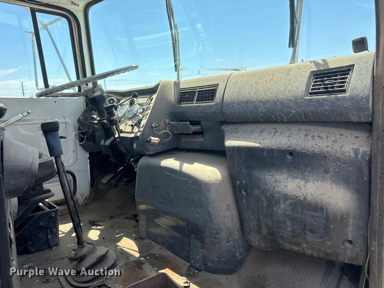 image for item NJ9265 1992 Ford Aeromax L9000 pulling truck