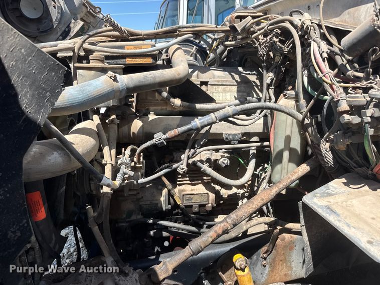 image for item NJ9265 1992 Ford Aeromax L9000 pulling truck