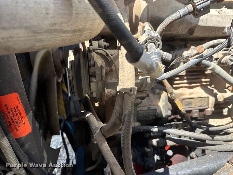 image for item NJ9265 1992 Ford Aeromax L9000 pulling truck