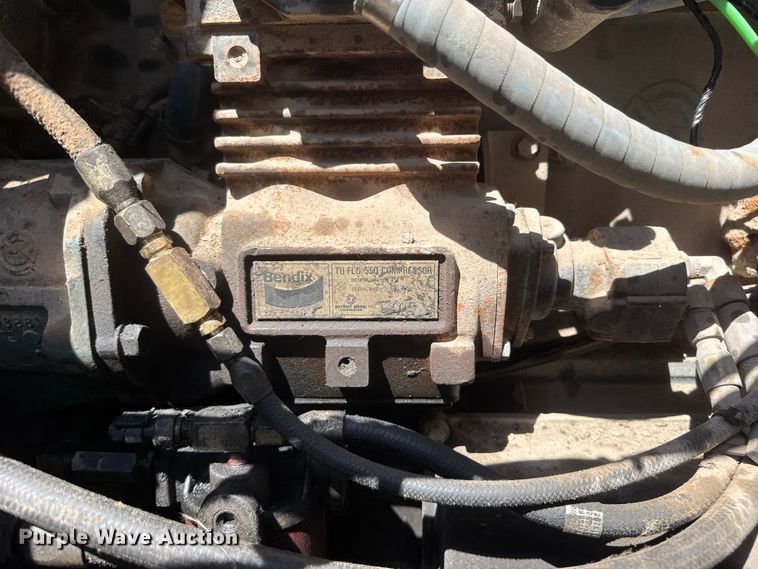 image for item NJ9265 1992 Ford Aeromax L9000 pulling truck