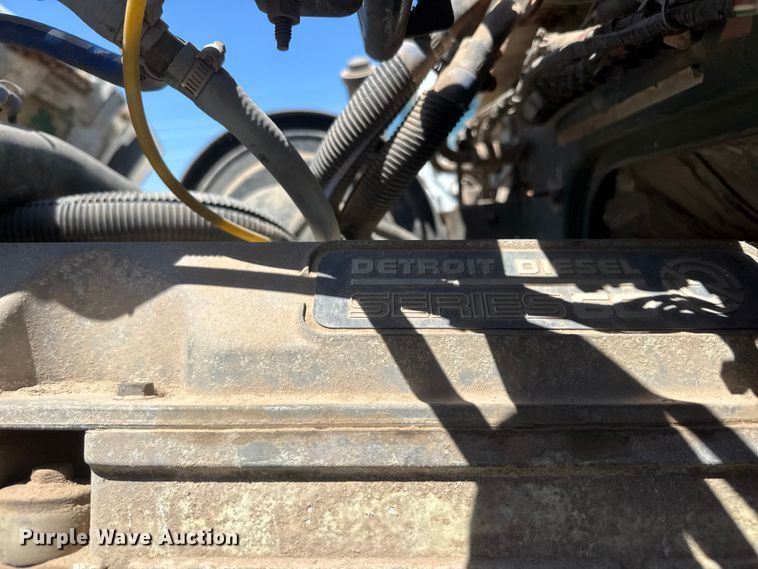 image for item NJ9265 1992 Ford Aeromax L9000 pulling truck