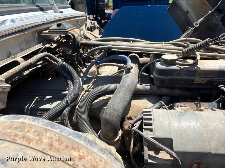 image for item NJ9265 1992 Ford Aeromax L9000 pulling truck