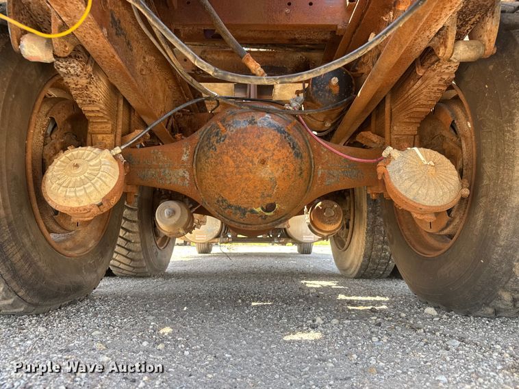 image for item NJ9265 1992 Ford Aeromax L9000 pulling truck