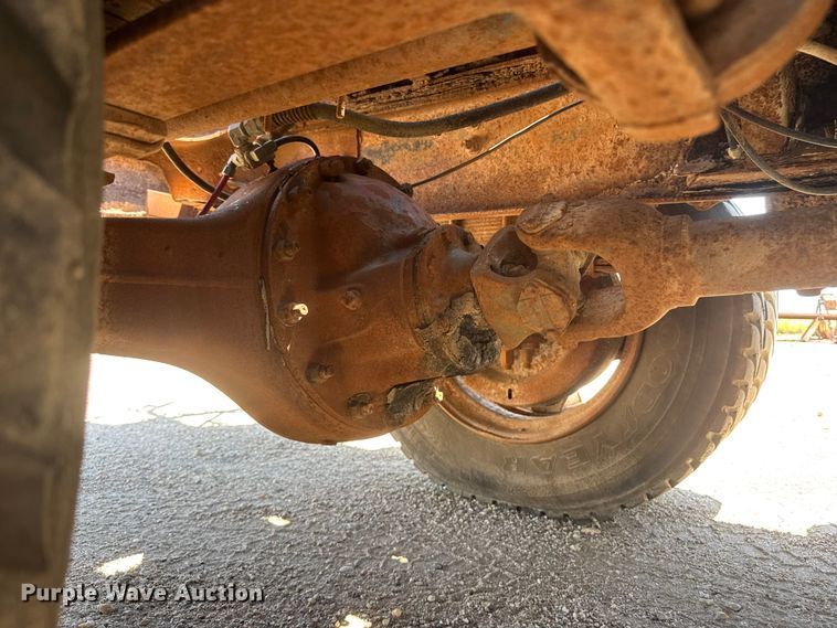 image for item NJ9265 1992 Ford Aeromax L9000 pulling truck