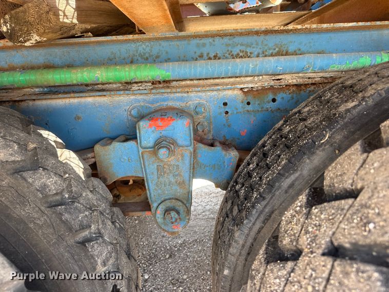 image for item NJ9265 1992 Ford Aeromax L9000 pulling truck