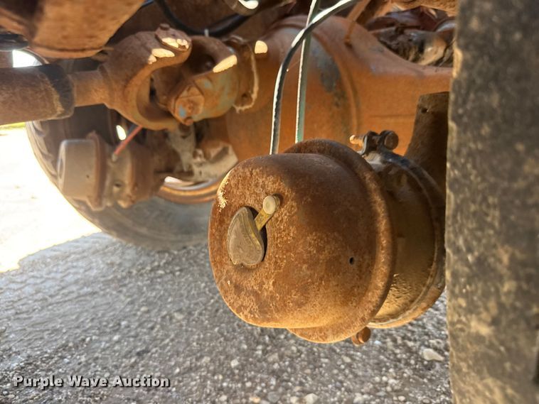 image for item NJ9265 1992 Ford Aeromax L9000 pulling truck