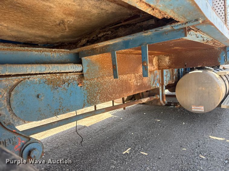 image for item NJ9265 1992 Ford Aeromax L9000 pulling truck