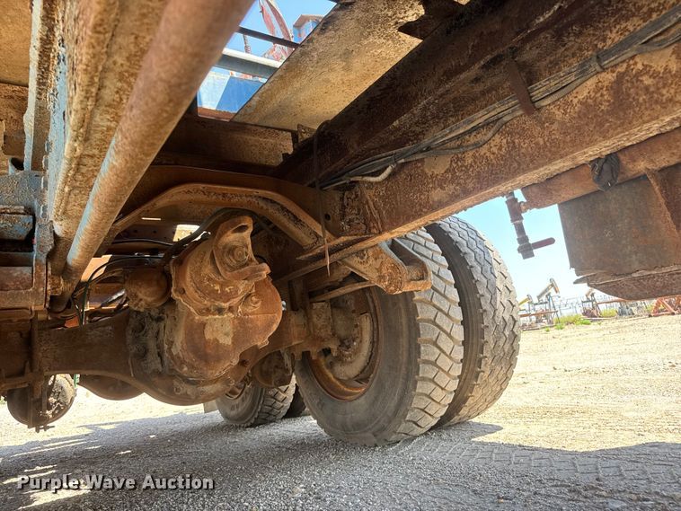 image for item NJ9265 1992 Ford Aeromax L9000 pulling truck