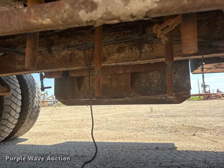 image for item NJ9265 1992 Ford Aeromax L9000 pulling truck