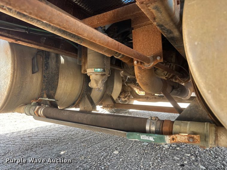 image for item NJ9265 1992 Ford Aeromax L9000 pulling truck