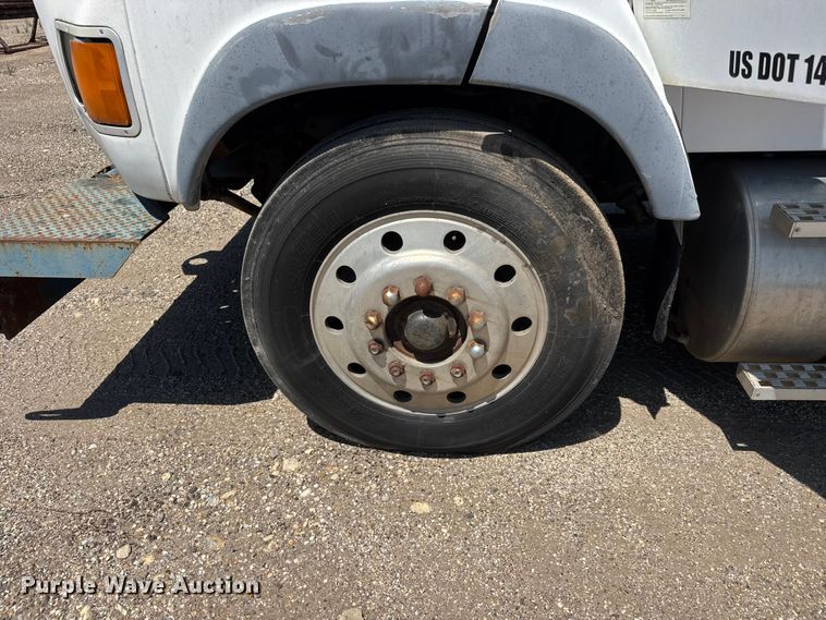 image for item NJ9265 1992 Ford Aeromax L9000 pulling truck