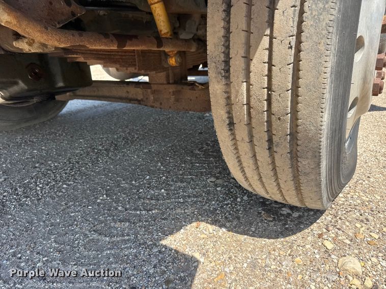 image for item NJ9265 1992 Ford Aeromax L9000 pulling truck