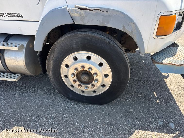 image for item NJ9265 1992 Ford Aeromax L9000 pulling truck
