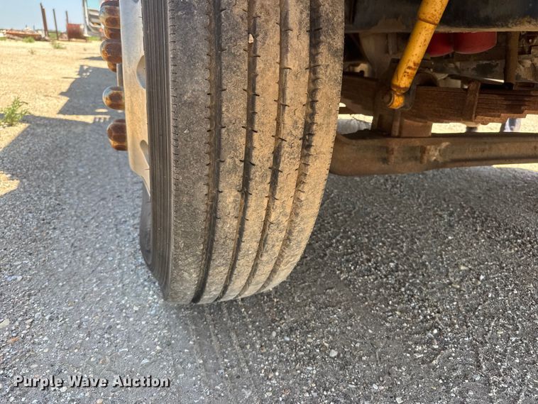 image for item NJ9265 1992 Ford Aeromax L9000 pulling truck