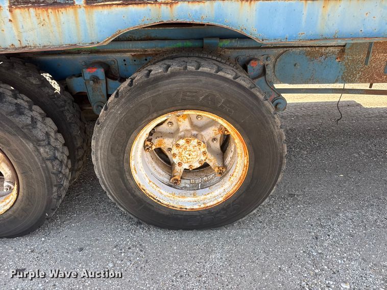 image for item NJ9265 1992 Ford Aeromax L9000 pulling truck