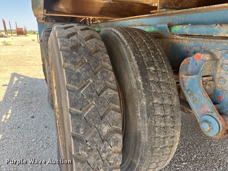 image for item NJ9265 1992 Ford Aeromax L9000 pulling truck