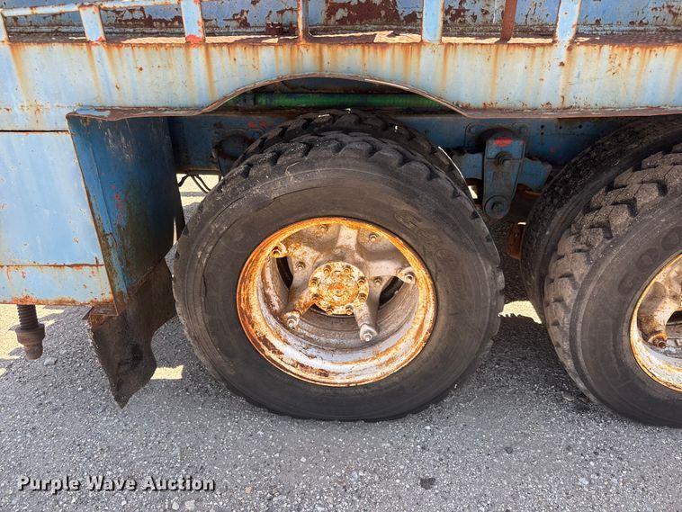 image for item NJ9265 1992 Ford Aeromax L9000 pulling truck