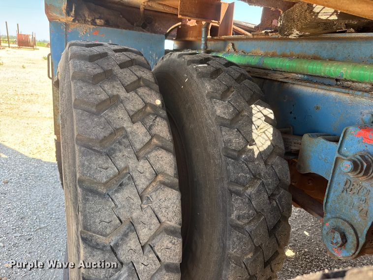image for item NJ9265 1992 Ford Aeromax L9000 pulling truck