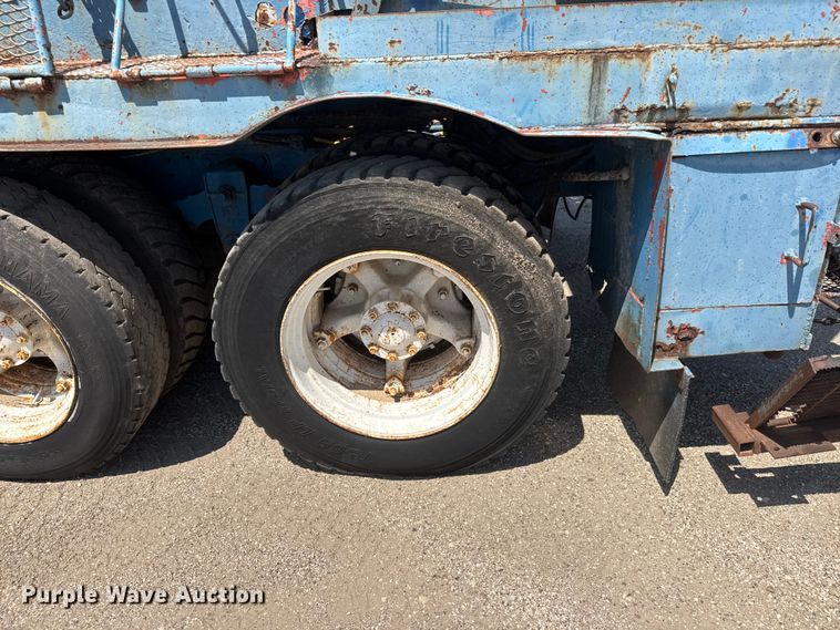 image for item NJ9265 1992 Ford Aeromax L9000 pulling truck